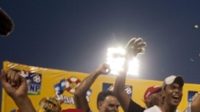 La euforia invade a los jugadores del C.D. Olimpia, que celebran su victoria como campeones del futbol hondureño al ganar en la final contra el Real Sociedad en el Estadio Nacional de Tegucigalpa.