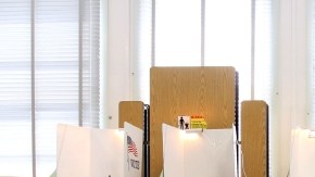 Una urna en una escuela del Este de Los Ángeles.