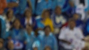 Javier Orozco (der.) ya disparó sobre la marca de Felipe Baloy para anotar el 1-0 al Santos, ayer, en el Estadio Azul.