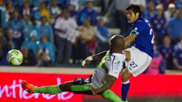 Javier Orozco (der.) ya disparó sobre la marca de Felipe Baloy para anotar el 1-0 al Santos, ayer, en el Estadio Azul.