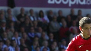 (Izq.) 'Chicharito'  Hernández en acción en el último juego de  Ferguson.