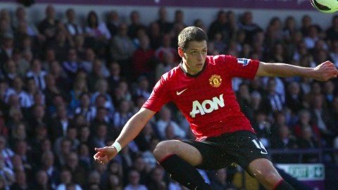 (Izq.) 'Chicharito'  Hernández en acción en el último juego de  Ferguson.