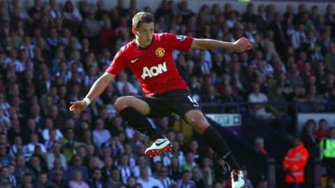 (Izq.) 'Chicharito' Hernández en acción en el último juego de Ferguson.