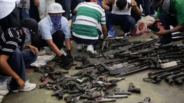 Pandilleros salvadoreños participan en la entrega de unas 267 armas de fuego.