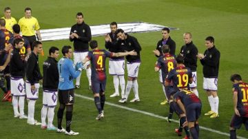 Los  jugadores del Valladolid hacen el pasillo de honor a los jugadores del Barcelona como campeones de Liga antes de comenzar el partido de ayer.