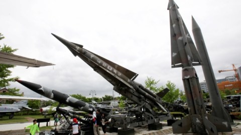 Misiles de las dos Coreas se exhiben en el Museo de Recordación de la Guerra.