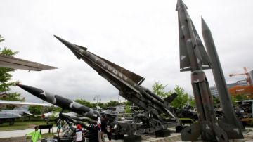 Misiles de las dos Coreas se exhiben en el Museo de Recordación de la Guerra.