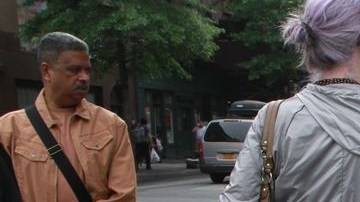 Frente al lugar donde fue asesinado Mark Carson, en Mahattan, fue levantado un altar.