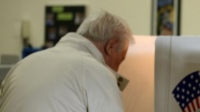 En esta foto de archivo tomada durante las elecciones municipales de marzo pasado, votantes depositan su voto. La participación del electorado latino en esos comicios fue muy baja.