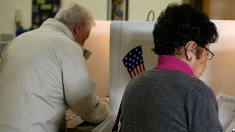 En esta foto de archivo tomada durante las elecciones municipales de marzo pasado, votantes depositan su voto. La participación del electorado latino en esos comicios fue muy baja.