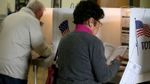 En esta foto de archivo tomada durante las elecciones municipales de marzo pasado, votantes depositan su voto. La participación del electorado latino en esos comicios fue muy baja.