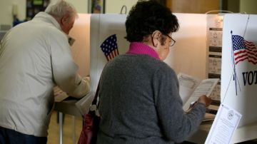 En esta foto de archivo tomada durante las elecciones municipales de marzo pasado, votantes depositan su voto. La participación del electorado latino en esos comicios fue muy baja.