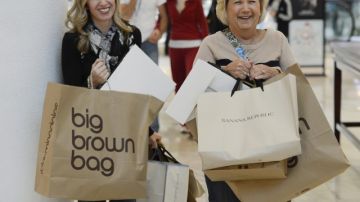 Dos mujeres cargan con sus compras en el centro comercial de Lenox en Atlanta, Georgia.