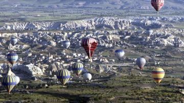 Globos aerostáticos sobrevuelan la zona de Capadocia, en Turquía, donde ocurrió un accidente en el que dos turistas brasileños murieron.