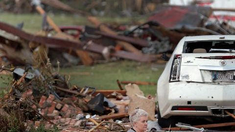 Kay James, residente de Oklahoma City, sentada entre los escombros de lo que era su residencia.