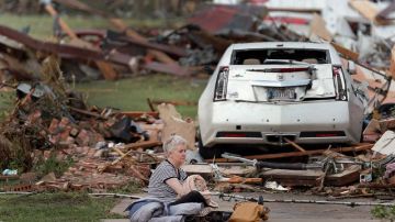 Kay James, residente de Oklahoma City, sentada entre los escombros de lo que era su residencia.