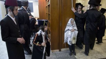 Jóvenes judíos ultra ortodoxos en Jerusalén, Israel.