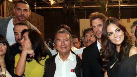 El productor Salvador Mejía, acompañado del elenco de la nueva telenovela "La Tempestad".
