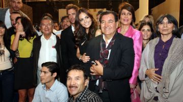 El productor Salvador Mejía, acompañado del elenco de la nueva telenovela "La Tempestad".