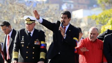 Nicolás Maduro (C), habla junto al ministro, Diego Molero (i) de quien la oposición dijo intentó dar un golpe de estado.