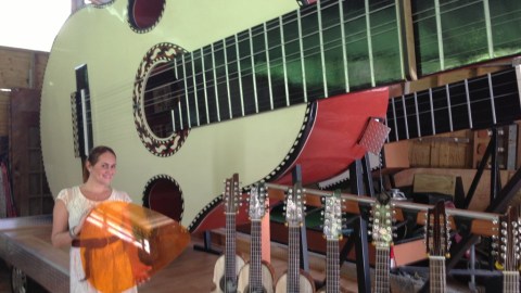Michelle Torres muestra la uña o pajueja para tocar el cuatro más grande del mundo, la cual como es de esperarse también es enorme.