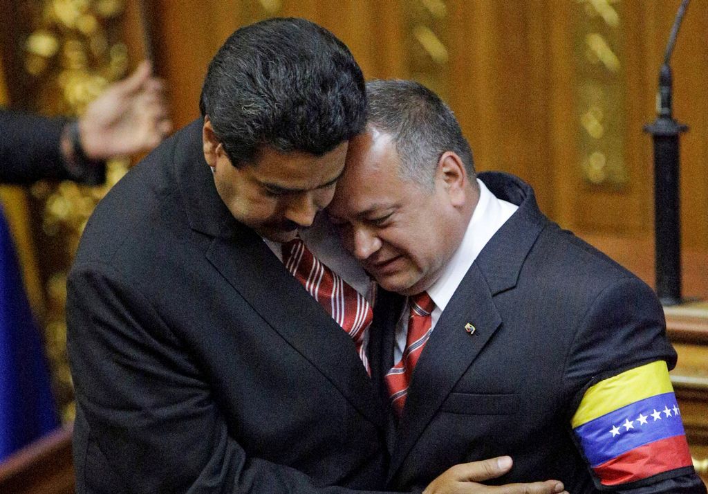 La grabación habla de divisiones entre el mandatario Nicolás Maduro (izq.) y el jefe de la Asamblea Nacional, diputado Diosdado Cabello.