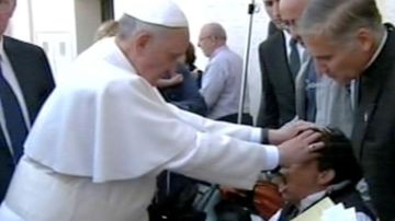 Fotografía sacada de un video de la cadena APTN, que muestra el momento en que el Papa coloca sus manos sobre la cabeza de un niño enfermo, y que algunos indican era parte de un exorcismo.