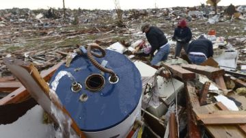 Habitantes revisan los escombros en un barrio destruído en Moore, Oklahoma.