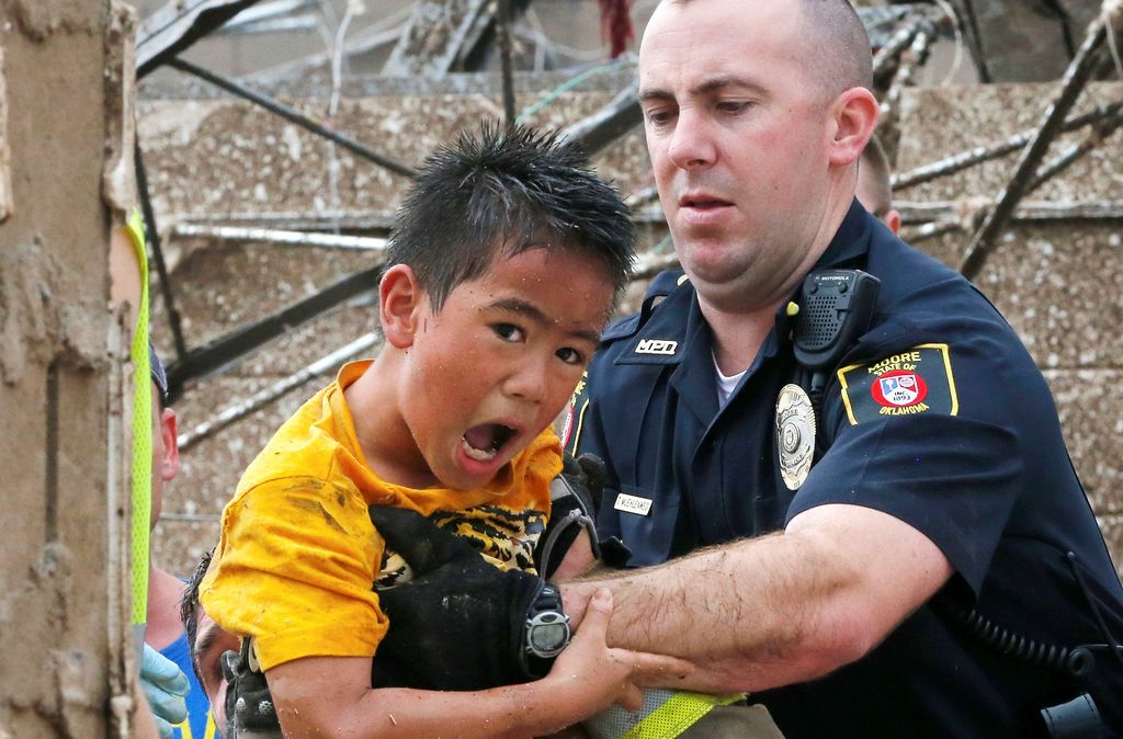 Uno de los niños rescatados el lunes de la escuela primaria de Plaza Towers en Moore.