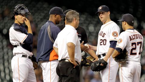 Los lanzadores de los Astros flaquearon en el momento importante.