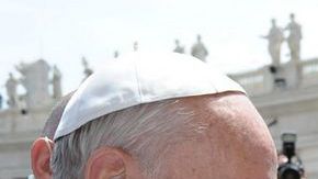 El capitán de la Roma, Francesco Totti, da la camiseta romana al Papa Francisco, en una audiencia pública.