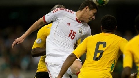 El defensa mexicano Héctor Moreno disputa el esférico