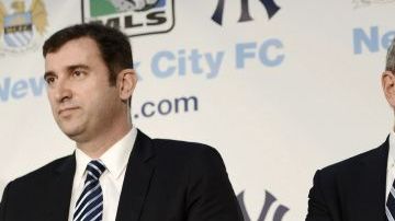 El director general del Manchester City, Ferran Soriano (izda.-dcha.); el alcalde de Nueva York, Michael Bloomberg, y el principal accionista de los Yanquis de Nueva York, Hal Steinbrenner, comparecen en una rueda de prensa en la ciudad.