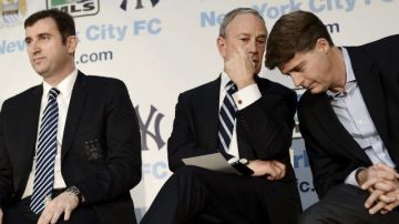 El director general del Manchester City, Ferran Soriano (izda.-dcha.); el alcalde de Nueva York, Michael Bloomberg, y el principal accionista de los Yanquis de Nueva York, Hal Steinbrenner, comparecen en una rueda de prensa en la ciudad.