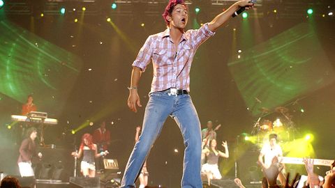 El cantante mexicano Christian Chávez fue acusado por su expareja, Ben Stewart-Kruger por intento de asesinato.