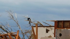 Residentes de Moore trataban ayer martes de recuperar algunas de sus pertenencias de entre los escombros.