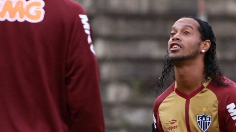 Ronaldinho se presenta mañana en el Estadio Caliente.