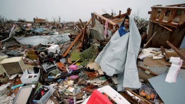 Víctor González, residente de Moore, Oklahoma, una de las zonas más afectadas por el paso del tornado.
