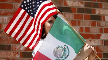 Una inmigrante indocumentada posa con las banderas de Estados Unidos y México en Odessa, Texas. Los 'sin papeles' de ese estado enfrentan un sinnúmero de desafíos legales, incluyendo amenazas de arresto y deportación.