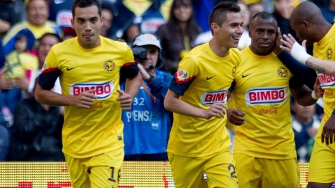 Los jugadores del América felicitan al goleador Christian Benítez (11) que conquistó el título del 'cañonero' de la Liga MX.