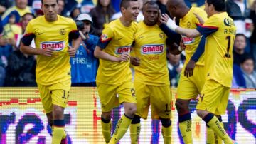 Los jugadores del América felicitan al goleador Christian Benítez (11) que conquistó el título del 'cañonero' de la Liga MX.