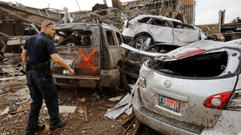 Autos, casas, animales y personas, nada quedó a salvó de la fuerza destructiva del tornado.