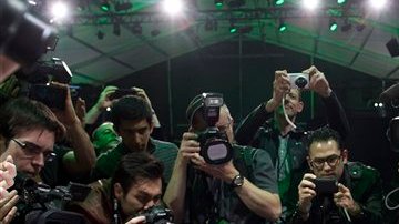 La consola no permite jugar con videojuegos pasados.