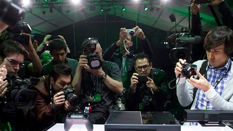 La consola no permite jugar con videojuegos pasados.