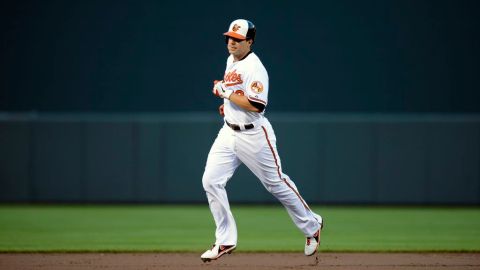 Davis se fue de 4-4, aquí recorre las bases tras conectar un cuadrangular.