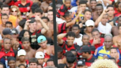 Miles se volcaron a ver a 'Dinho' (abajo, der.) en Tijuana.