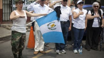 Manifestantes expresaron su apoyo al exdictador guatemalteco Efraín Ríos Montt quien se recupera en un hospital.
