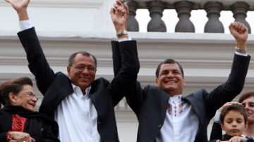 El binomio formado por el vicepresidente Jorge Glass y el presidente Rafael Correa festejan su triunfo electoral el pasado febrero en la capital, Quito.