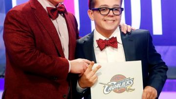 El dueño de los Cavaliers de Cleveland, Dan Gilbert, posa con su hijo Nick Gilbert después de ganar el draft de la lotería de la NBA.