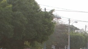 Residentes reciben a los soldados mexicanos que llegan a la ciudad deLa Ruana, en Michoacan, Mexico el 20 de mayo de 2013.